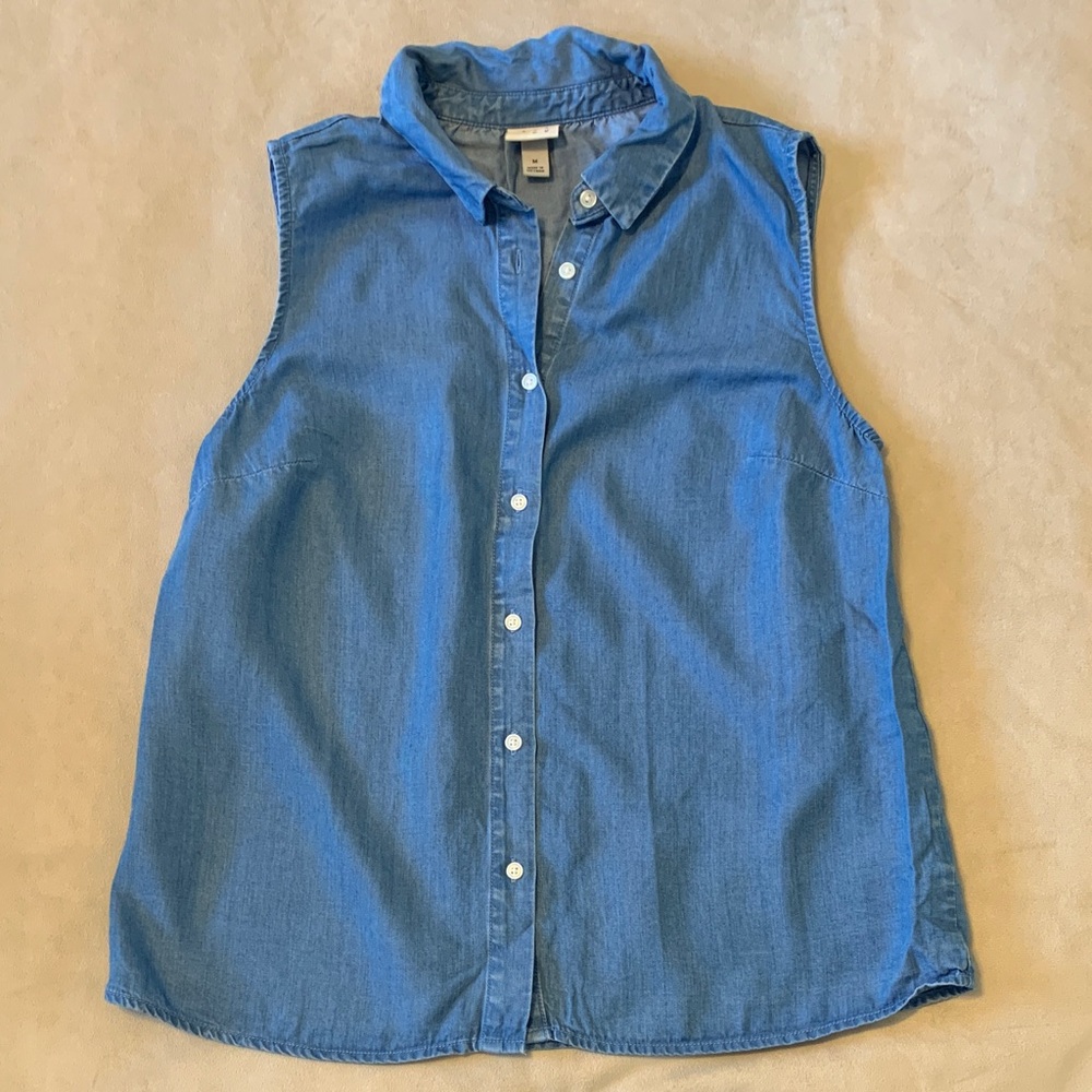 A New Day Blue Size M Chambray Style Sleeveless Button Down Collared Blouse